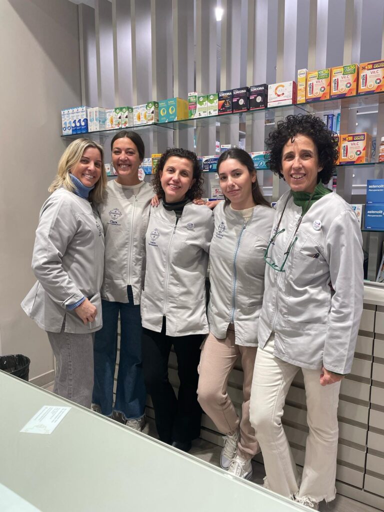 trabajadores de la farmacia posando en grupo